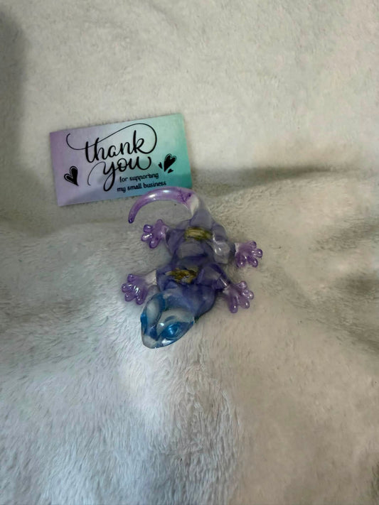 Small Resin Gecko Figurine with Dried Flowers